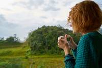 Vrouw in landschap met kop koffie Vrouw in landschap met kop koffie