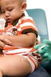 Peuter krijgt vaccinatie Peuter krijgt vaccinatie