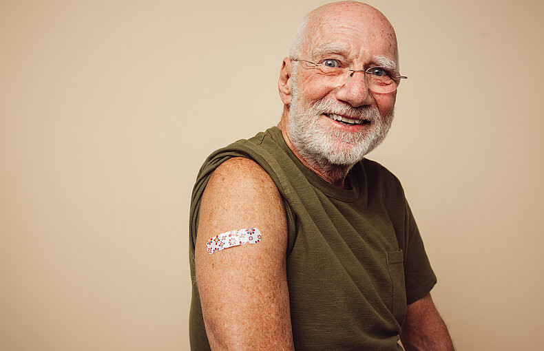 Portrait of senior man after getting vaccine afbeelding Contact
