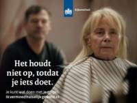 Oudere vrouw met man op achtergrond Oudere vrouw met man op achtergrond