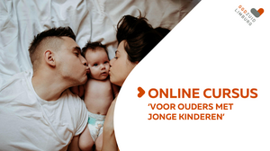 Man en vrouw kussen een kind