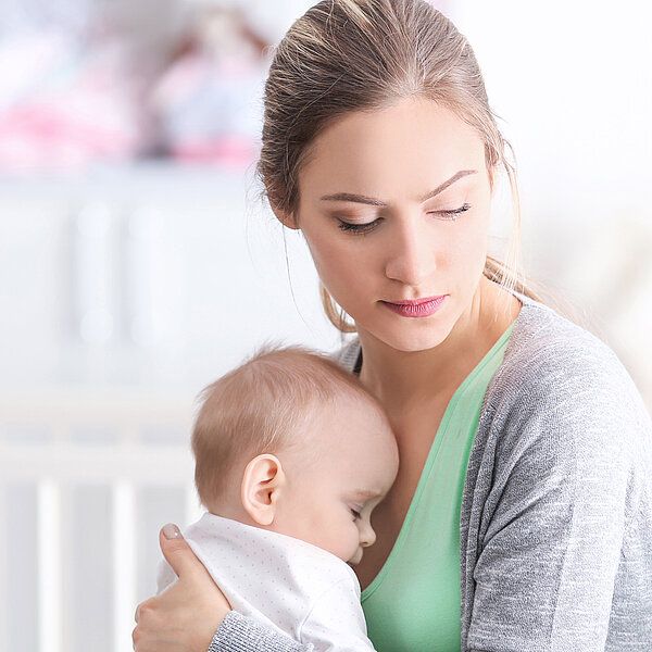 Depressieve jonge moeder thuis met baby